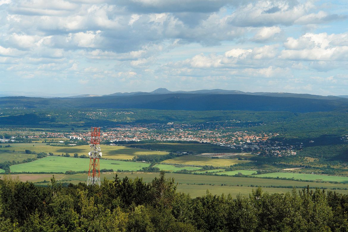 Pohľad z Devínskej Kobyly na Malé Karpaty (v pozadí Vysoká)