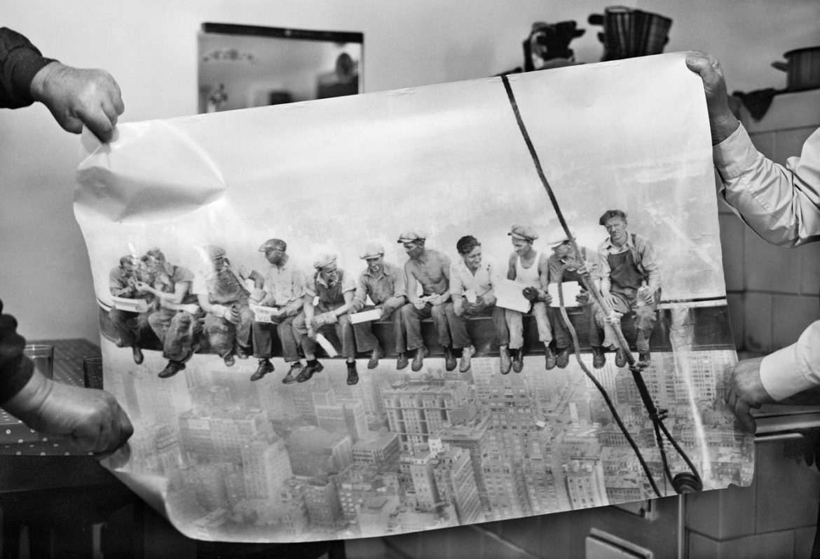 Slávna fotografia v rukách Gustových vnukov (Gusti s fľaškou v ruke prvý sprava)