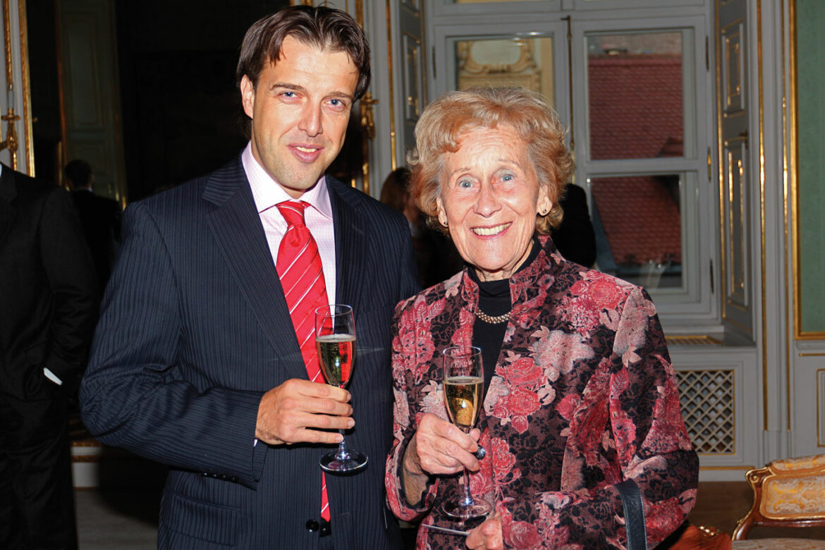 V roku 2008 Eva Siracká získala poctu Honour of Ekotopfilm za dlhoročnú prácu a osvetu v boji proti rakovine