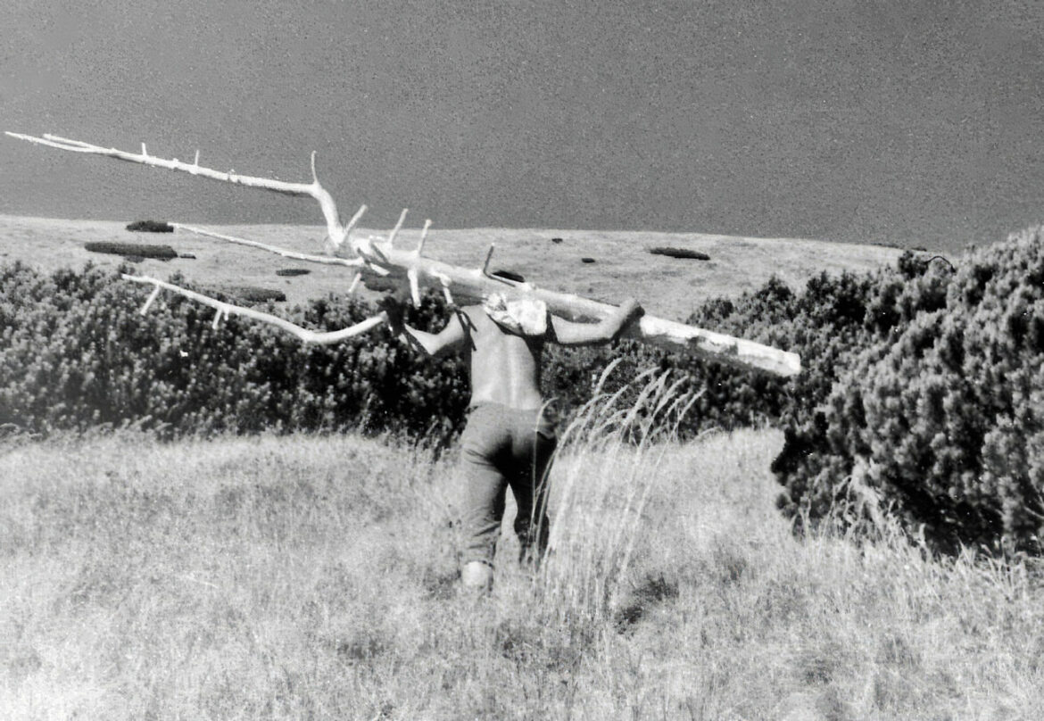 Vyniesť smerovník na miesto osadenia dalo niekedy poriadne zabrať. Tento ide na Prašivú. (1973)