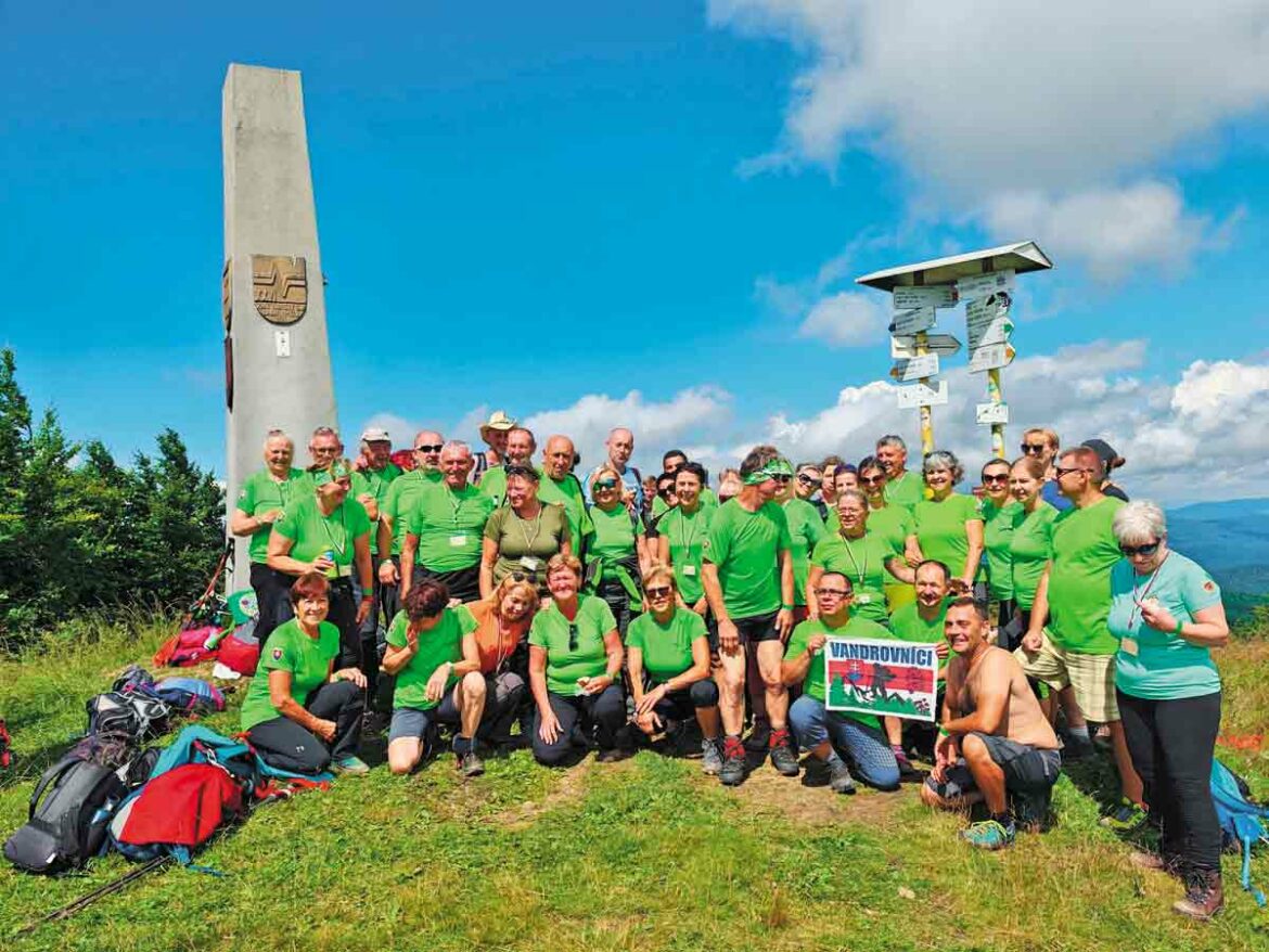 Účastníci 70. zrazu turistov KST pri pylóne vztýčenom na Minčole (Čergov) pred 44 rokmi pri príležitosti 26. ročníka tohto podujatia.
