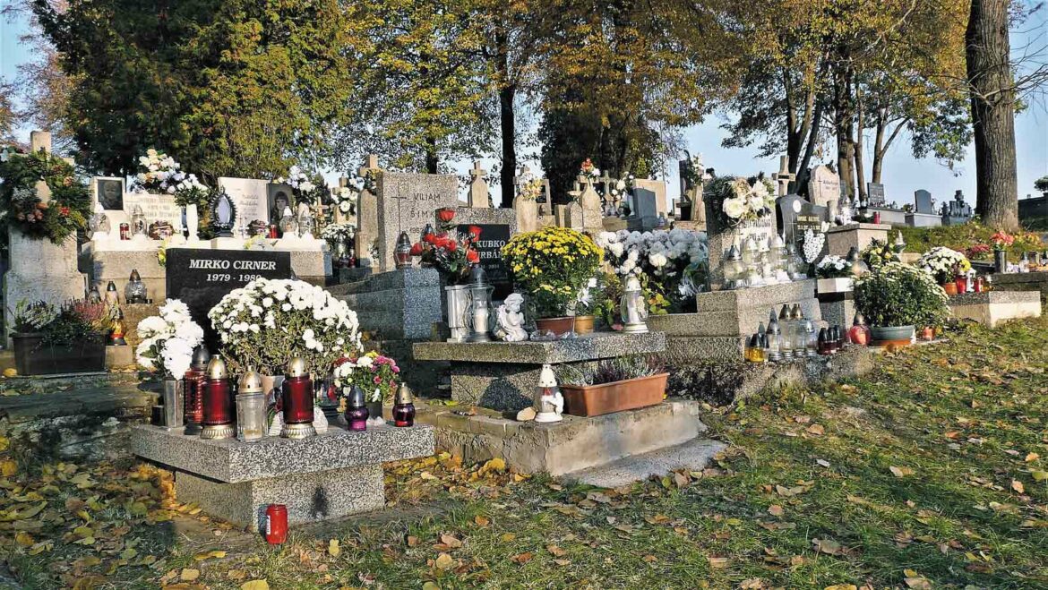 Úctu k predkom preukazujeme aj prinášaním sviečok a kvetov, teda akýchsi obetných darov.